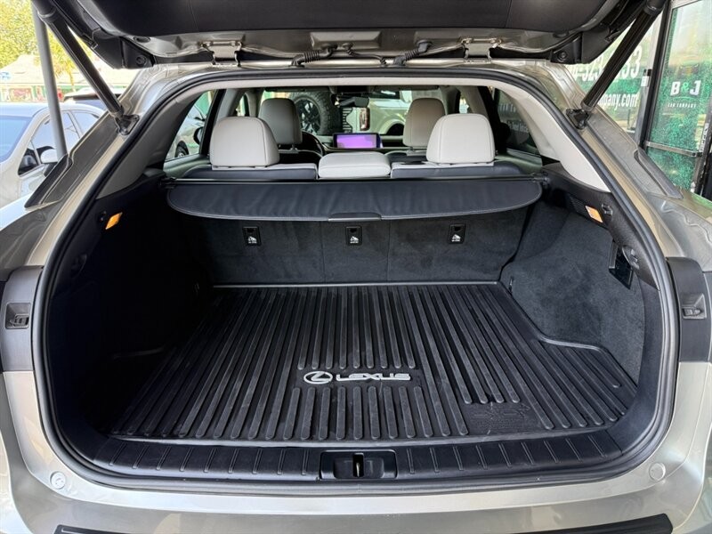 Lexus RX Vehicle Full-screen Gallery Image 42