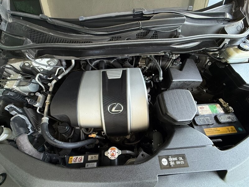 Lexus RX Vehicle Full-screen Gallery Image 43