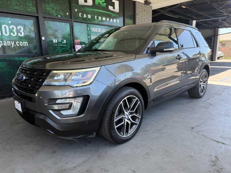 Ford Explorer Vehicle Full-screen Gallery Image 01