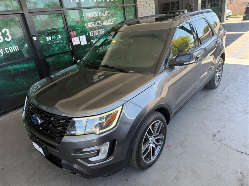Ford Explorer Vehicle Full-screen Gallery Image 02