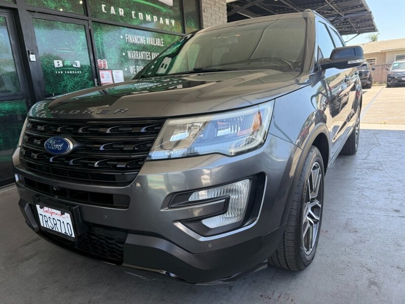 Ford Explorer Vehicle Full-screen Gallery Image 03