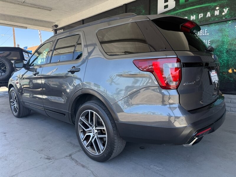 Ford Explorer Vehicle Full-screen Gallery Image 04