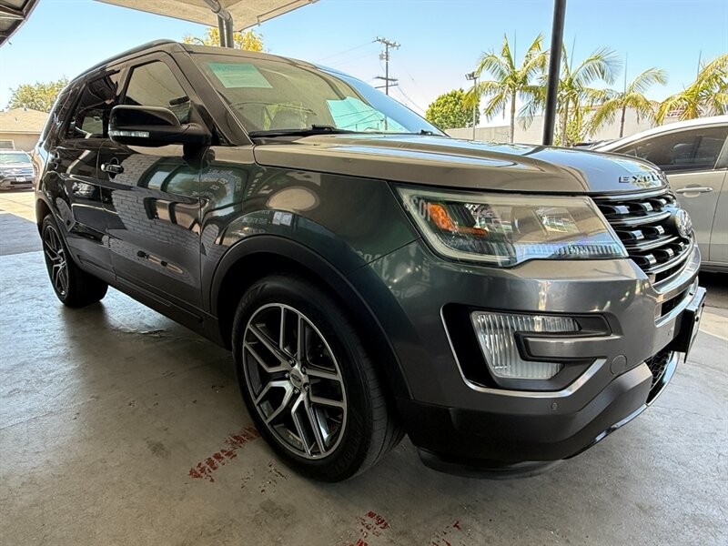 Ford Explorer Vehicle Full-screen Gallery Image 07