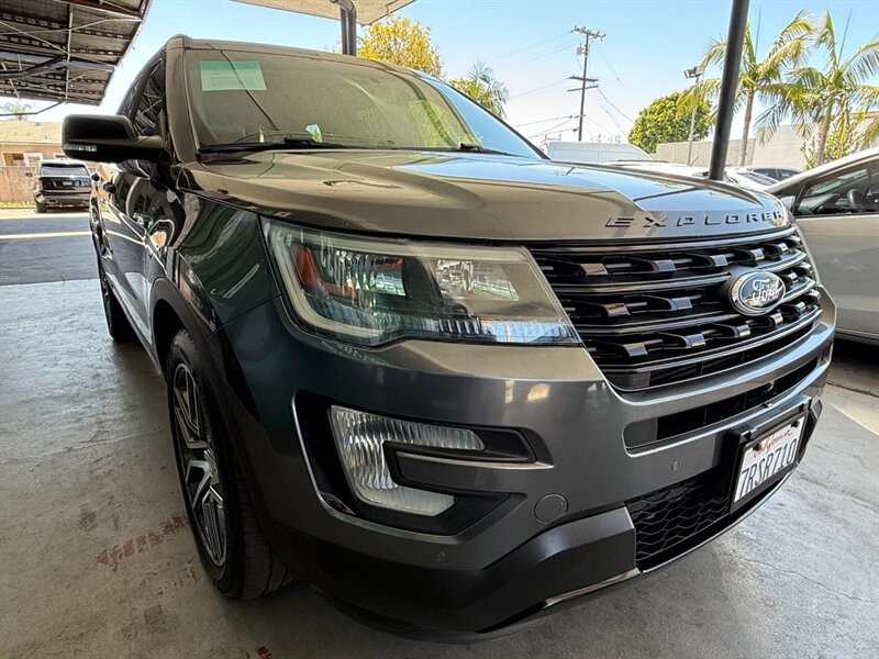 Ford Explorer Vehicle Full-screen Gallery Image 08