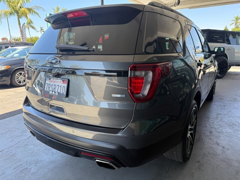 Ford Explorer Vehicle Full-screen Gallery Image 10