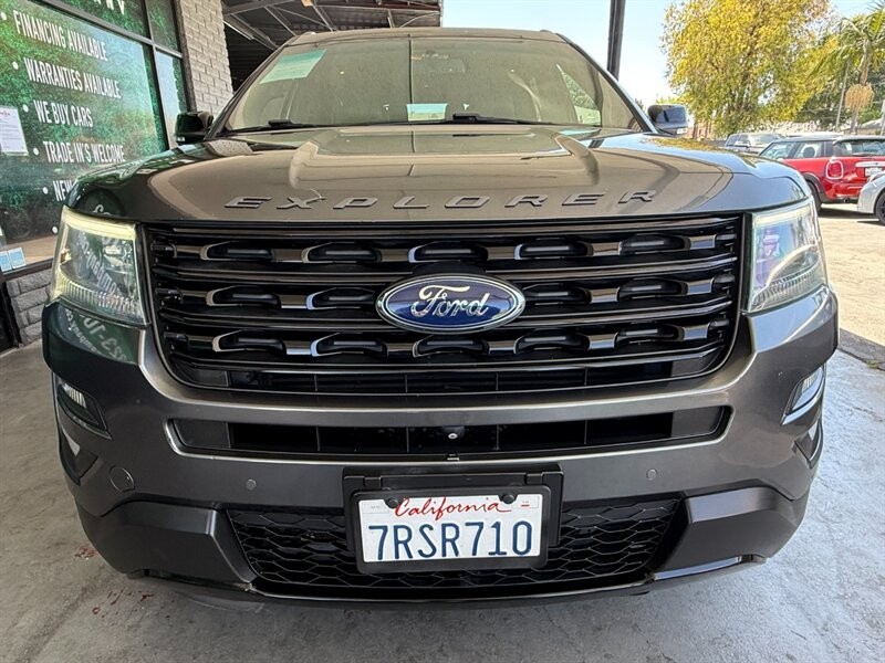 Ford Explorer Vehicle Full-screen Gallery Image 11