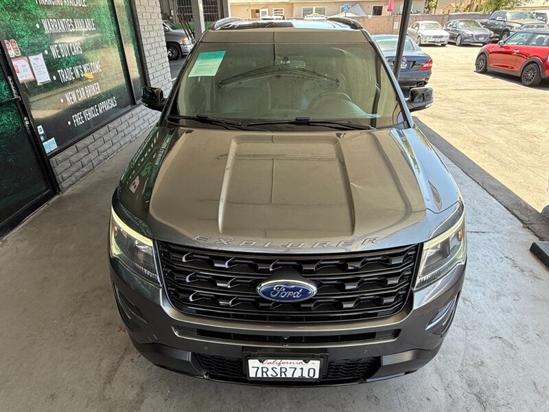 Ford Explorer Vehicle Full-screen Gallery Image 12