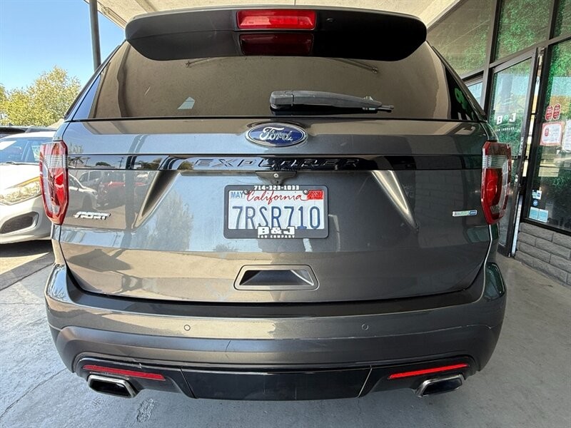 Ford Explorer Vehicle Full-screen Gallery Image 13