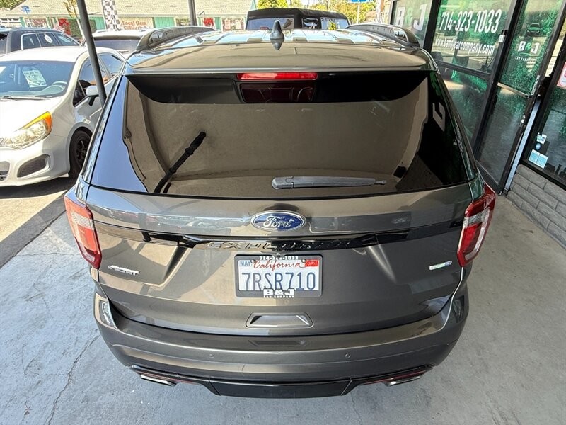 Ford Explorer Vehicle Full-screen Gallery Image 14