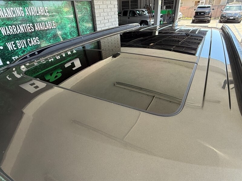 Ford Explorer Vehicle Full-screen Gallery Image 15