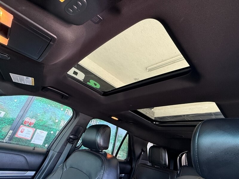 Ford Explorer Vehicle Full-screen Gallery Image 16
