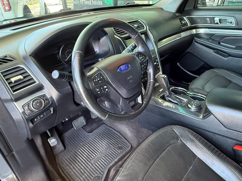 Ford Explorer Vehicle Full-screen Gallery Image 17