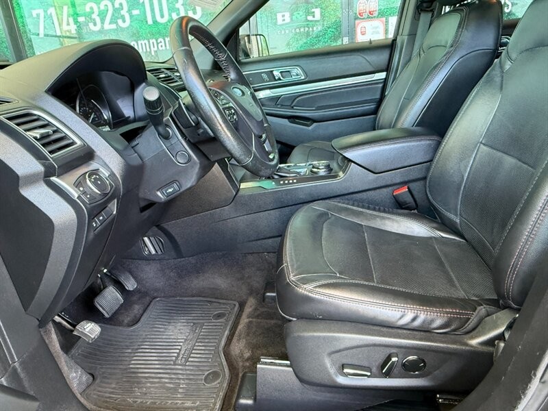 Ford Explorer Vehicle Full-screen Gallery Image 18