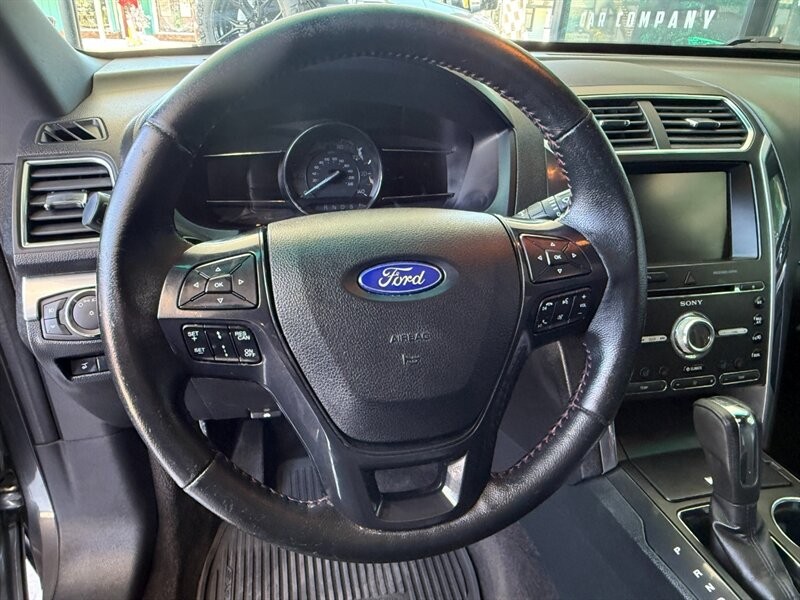 Ford Explorer Vehicle Full-screen Gallery Image 21