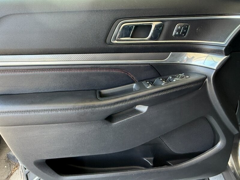 Ford Explorer Vehicle Full-screen Gallery Image 24