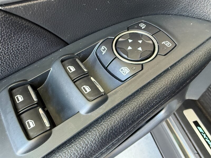 Ford Explorer Vehicle Full-screen Gallery Image 25