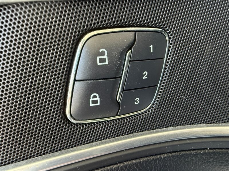 Ford Explorer Vehicle Full-screen Gallery Image 26