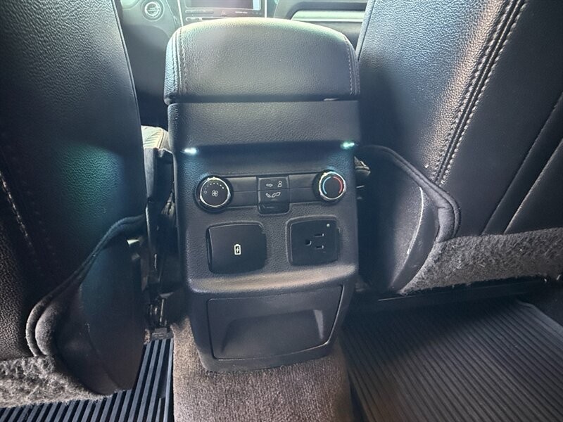 Ford Explorer Vehicle Full-screen Gallery Image 29
