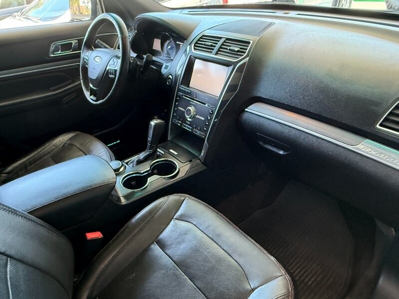 Ford Explorer Vehicle Full-screen Gallery Image 30