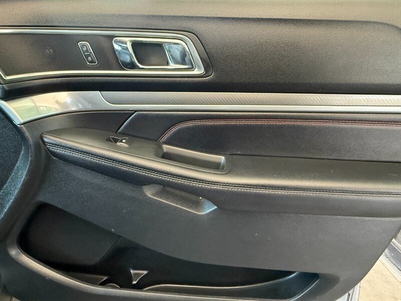 Ford Explorer Vehicle Full-screen Gallery Image 32