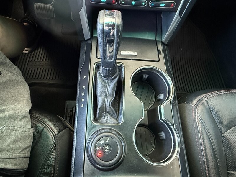 Ford Explorer Vehicle Full-screen Gallery Image 38
