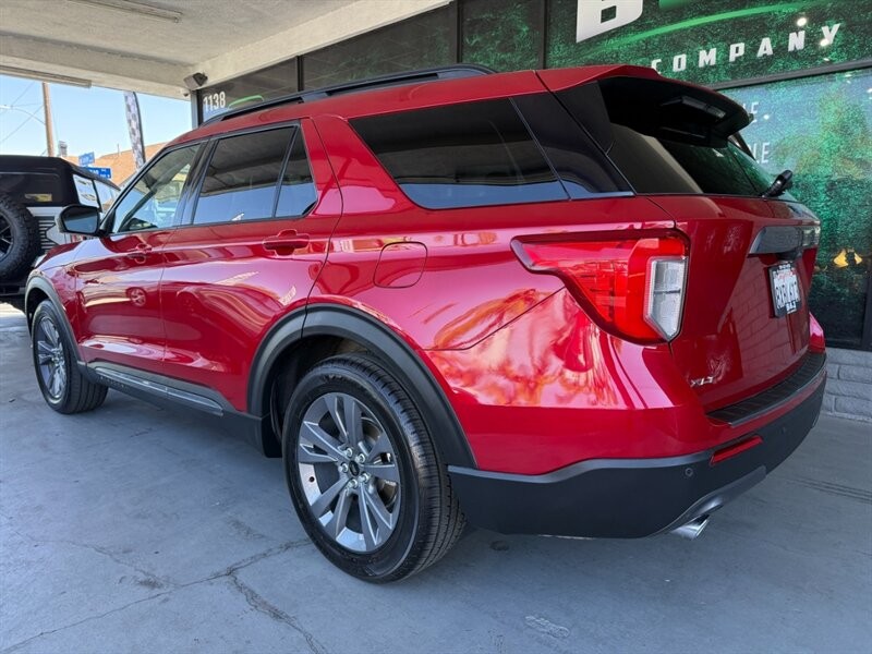 Ford Explorer Vehicle Full-screen Gallery Image 06