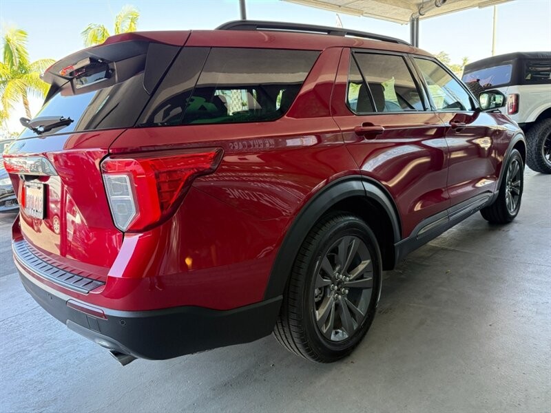Ford Explorer Vehicle Full-screen Gallery Image 10