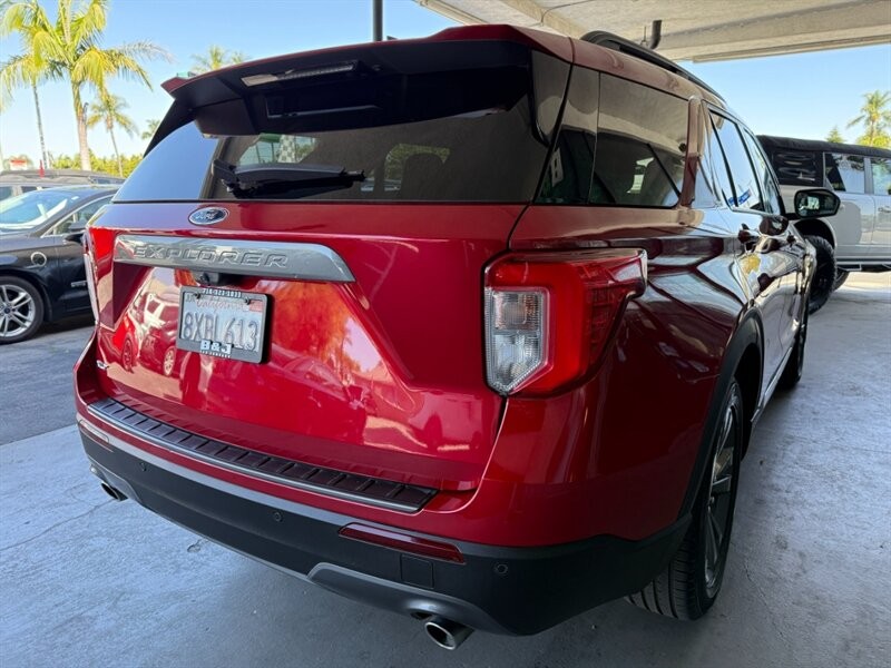 Ford Explorer Vehicle Full-screen Gallery Image 11