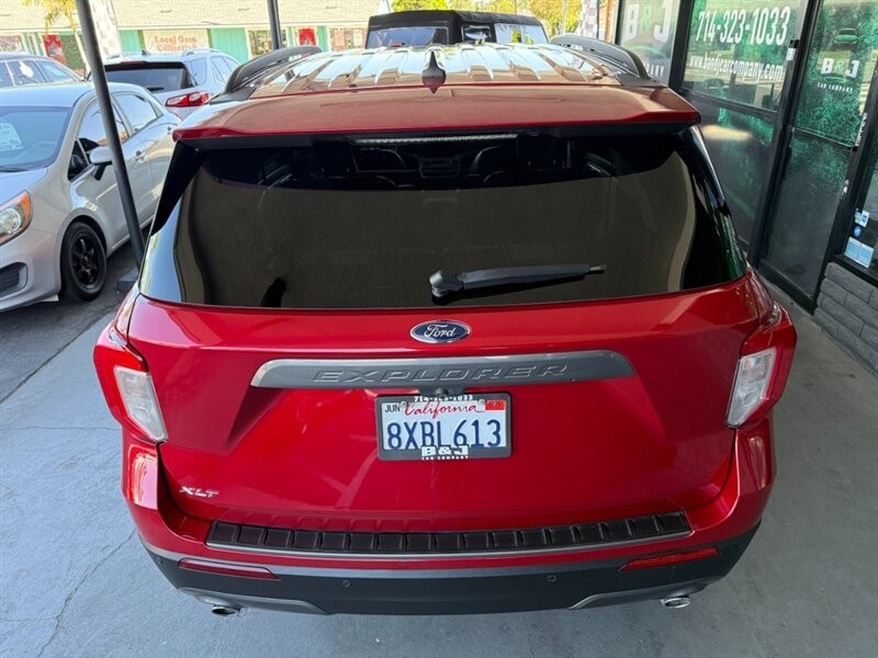 Ford Explorer Vehicle Full-screen Gallery Image 15