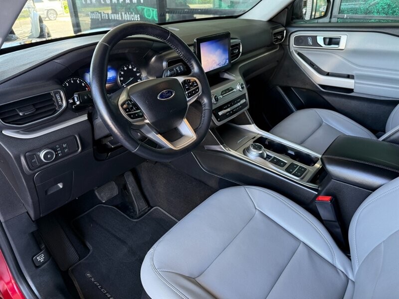 Ford Explorer Vehicle Full-screen Gallery Image 16