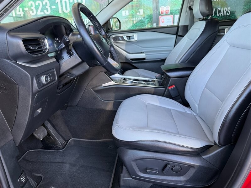 Ford Explorer Vehicle Full-screen Gallery Image 17