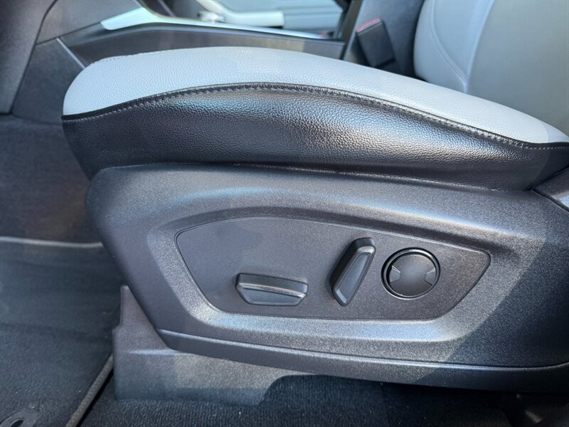 Ford Explorer Vehicle Full-screen Gallery Image 19