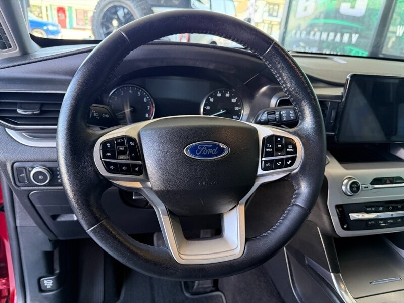 Ford Explorer Vehicle Full-screen Gallery Image 20