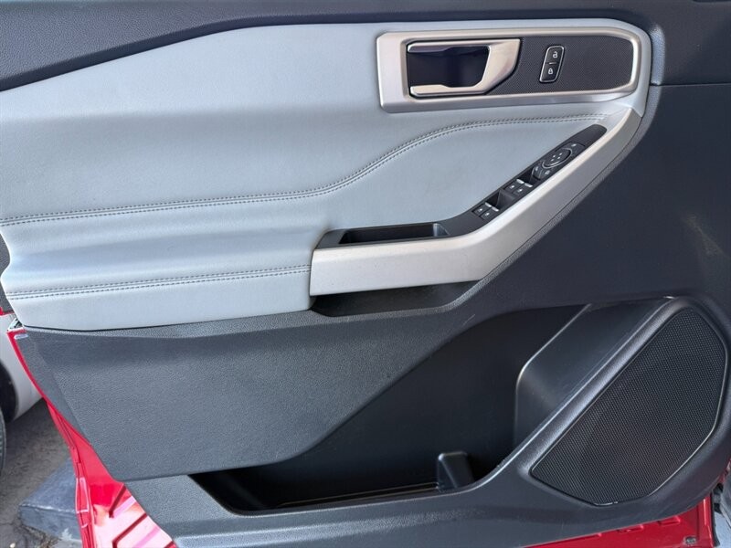 Ford Explorer Vehicle Full-screen Gallery Image 23