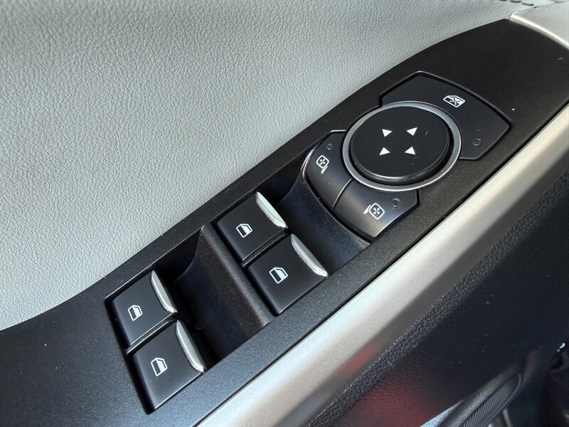 Ford Explorer Vehicle Full-screen Gallery Image 24
