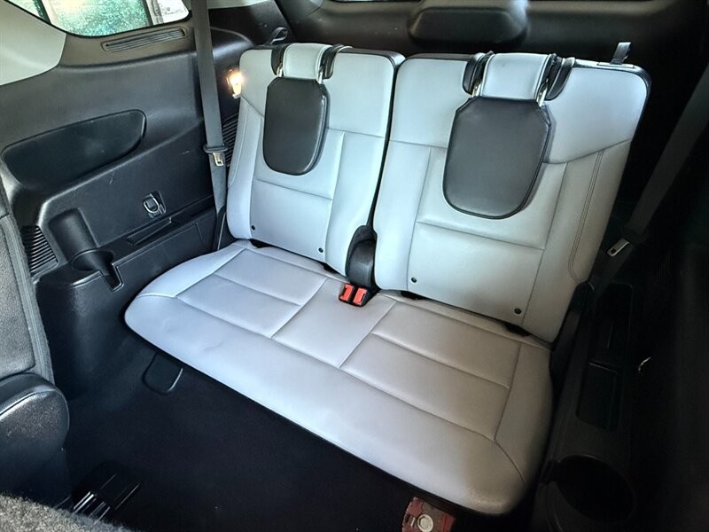 Ford Explorer Vehicle Full-screen Gallery Image 26