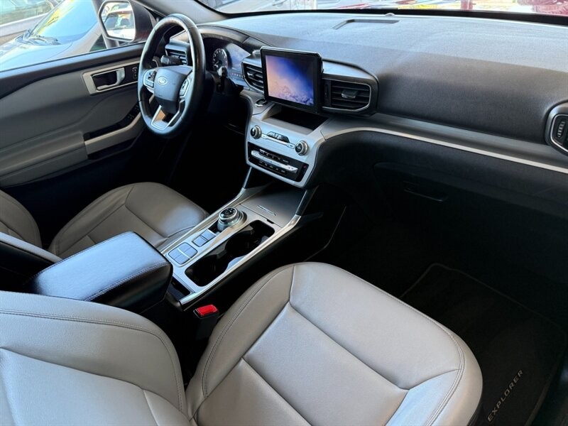 Ford Explorer Vehicle Full-screen Gallery Image 28