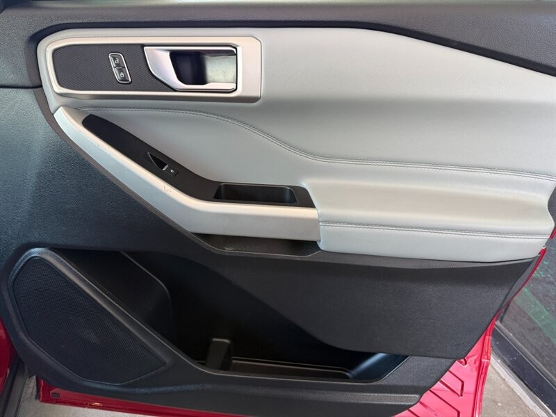 Ford Explorer Vehicle Full-screen Gallery Image 30