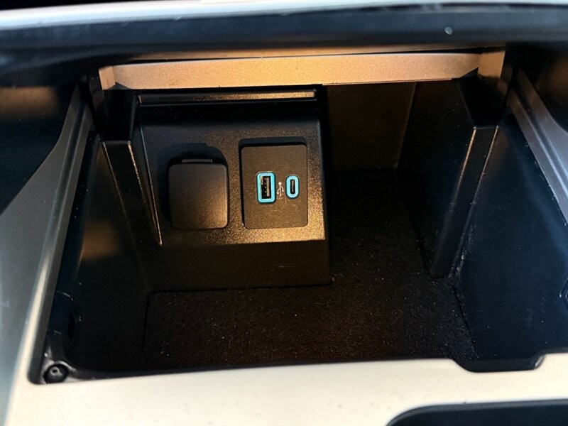 Ford Explorer Vehicle Full-screen Gallery Image 35