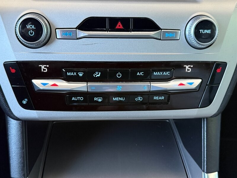Ford Explorer Vehicle Full-screen Gallery Image 36