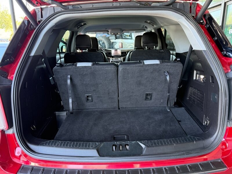 Ford Explorer Vehicle Full-screen Gallery Image 38