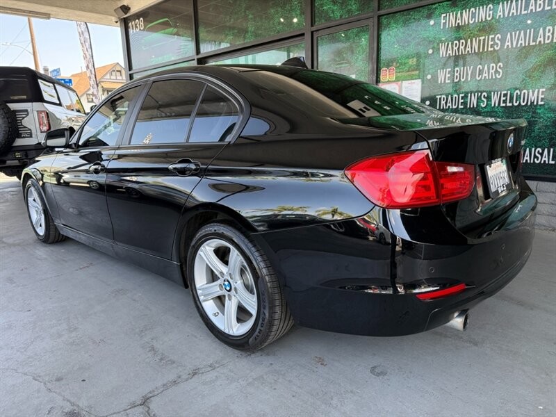 BMW 3 Series Vehicle Full-screen Gallery Image 06