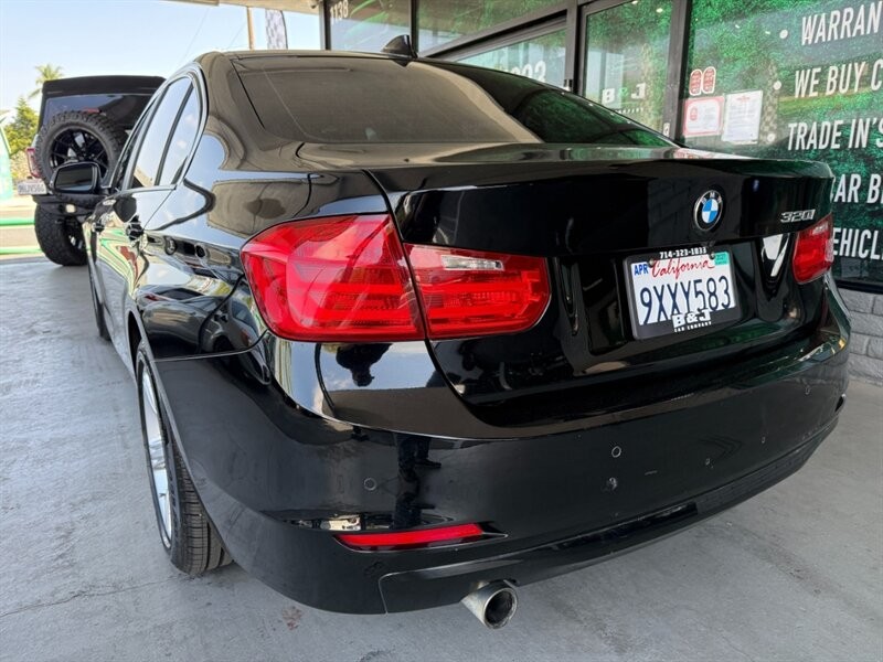 BMW 3 Series Vehicle Full-screen Gallery Image 07