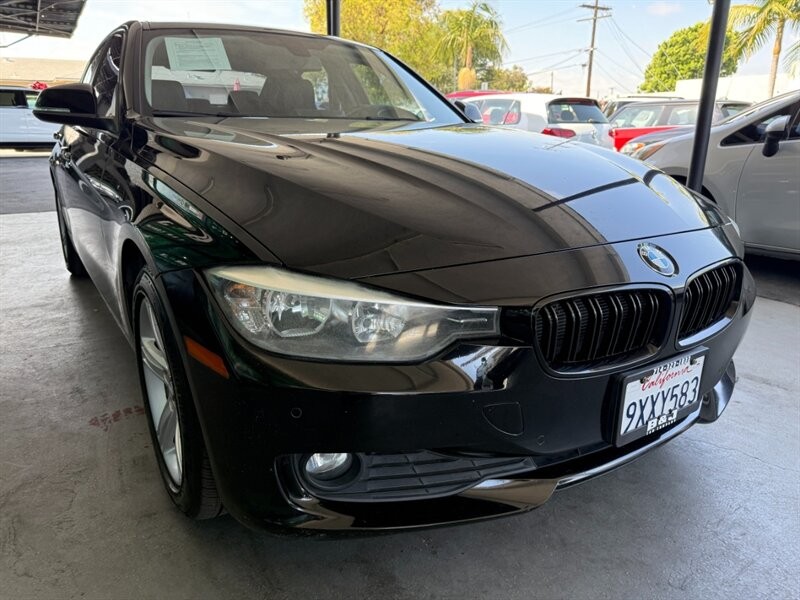 BMW 3 Series Vehicle Full-screen Gallery Image 09