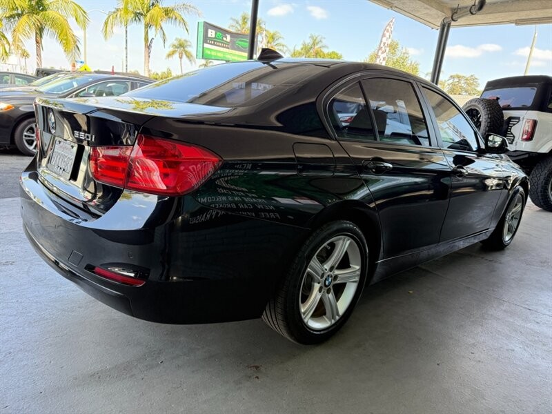 BMW 3 Series Vehicle Full-screen Gallery Image 10