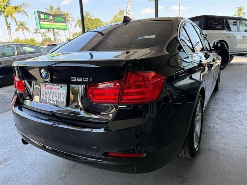 BMW 3 Series Vehicle Full-screen Gallery Image 11