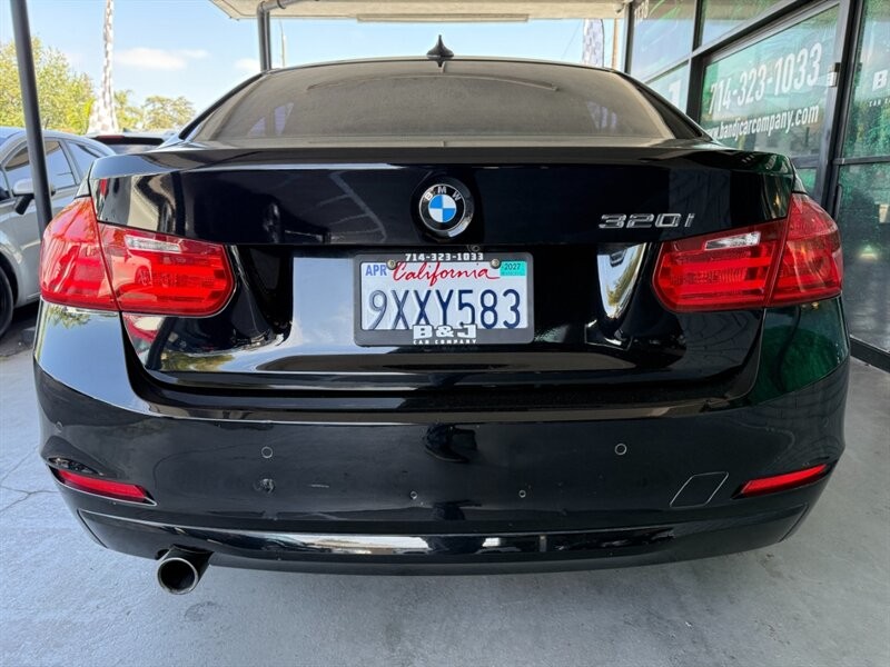 BMW 3 Series Vehicle Full-screen Gallery Image 14