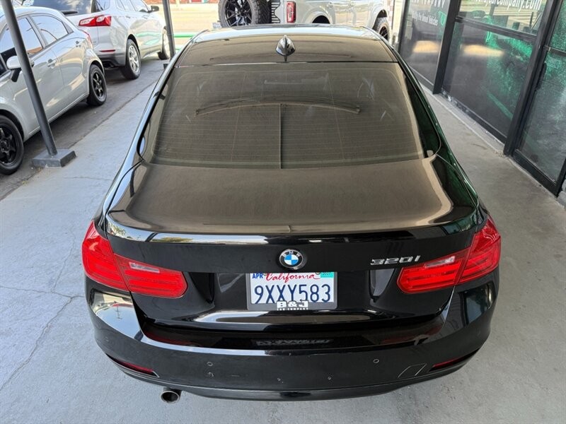 BMW 3 Series Vehicle Full-screen Gallery Image 15
