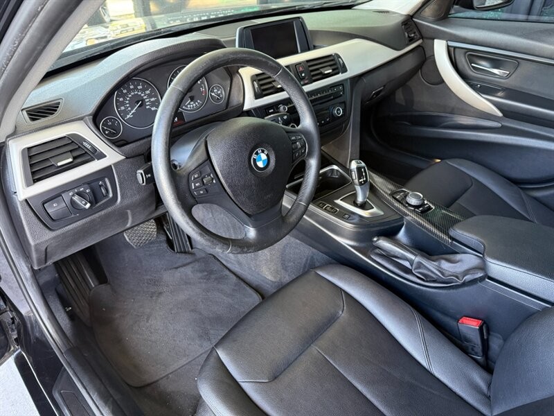 BMW 3 Series Vehicle Full-screen Gallery Image 16