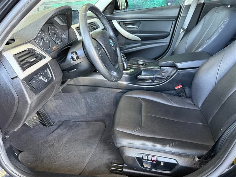 BMW 3 Series Vehicle Full-screen Gallery Image 17